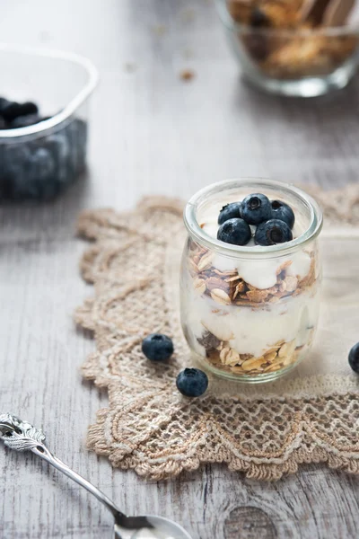 Čerstvé a dietní müsli a jogurt k snídani — Stock fotografie