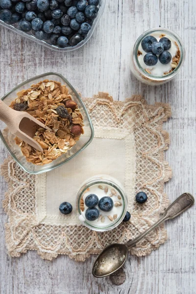 Čerstvé a dietní müsli a jogurt k snídani — Stock fotografie