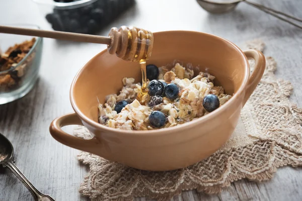 Čerstvé a dietní müsli a jogurt k snídani — Stock fotografie