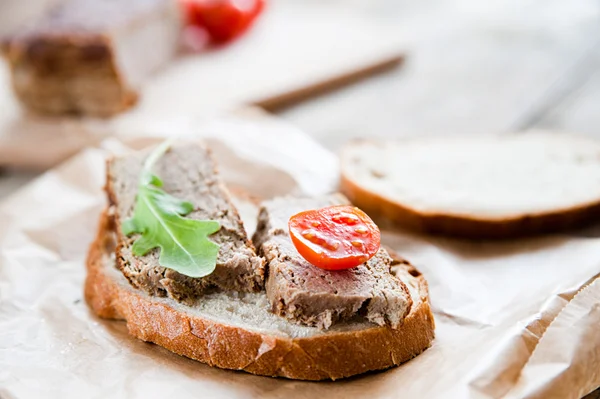 Varkensvlees pate met brood en groenten — Stockfoto