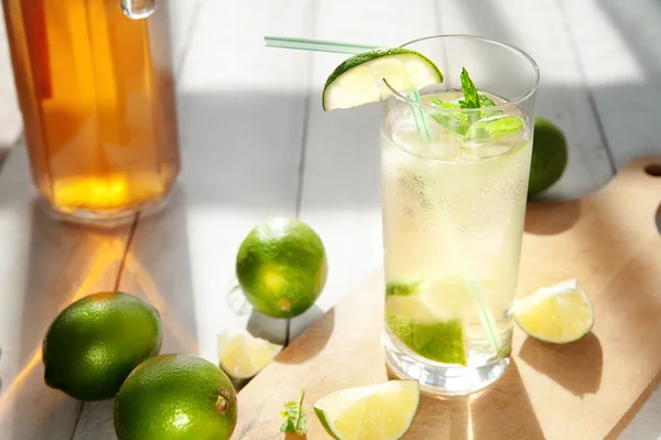 Glas vatten med is och lime — Stockfoto