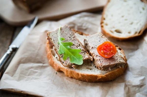 Pork pate with bread and vegetables — Stock Photo, Image