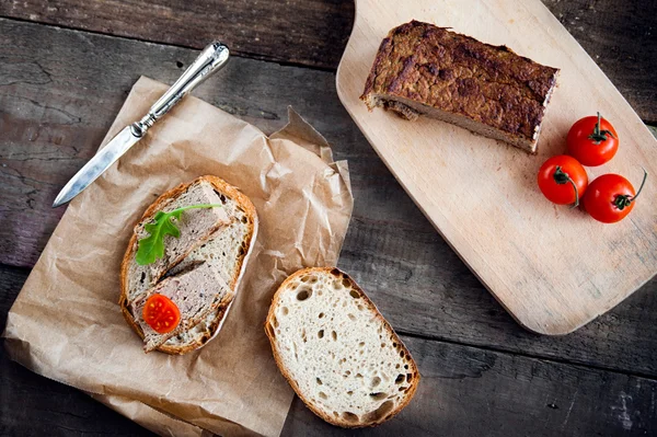 Fläsk pate med bröd och grönsaker — Stockfoto