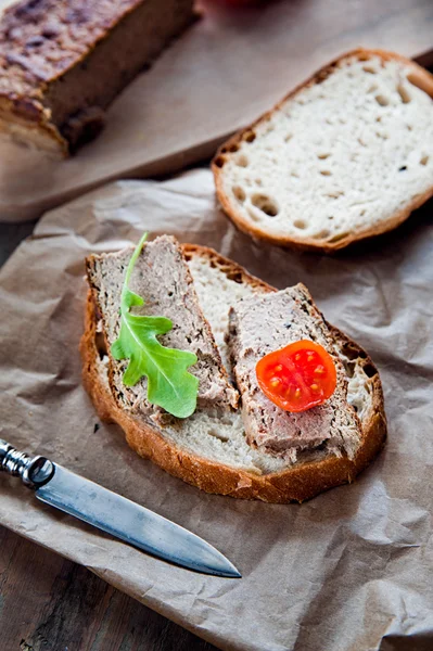 Pork pate with bread and vegetables — Stock Photo, Image