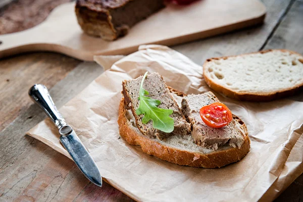 Pork pate with bread and vegetables — Stock Photo, Image