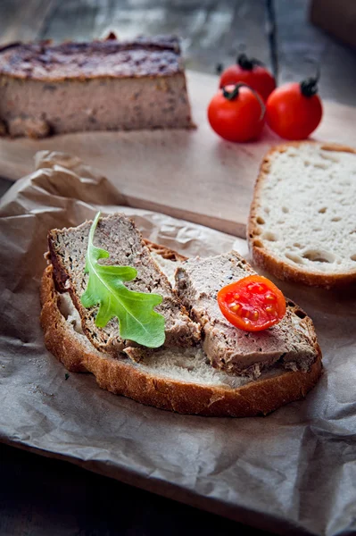 Pork pate with bread and vegetables — Stock Photo, Image