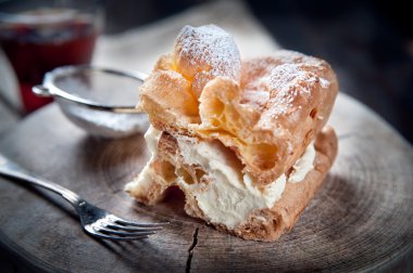 Puding ile geleneksel kremalı pasta