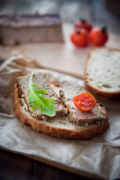 Pork pate with bread and vegetables — Stock Photo, Image