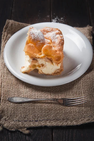 Traditionelle Sahnetorte mit Pudding — Stockfoto