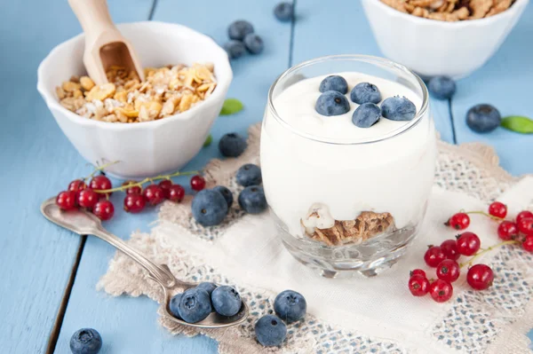 Zdravý jogurt s ovocem na snídani — Stock fotografie
