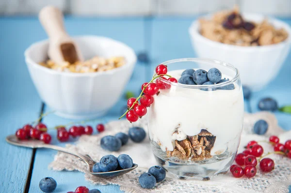 Zdravý jogurt s ovocem na snídani — Stock fotografie