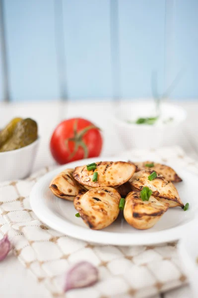 Chrupiące smażone pierogi na obiad — Zdjęcie stockowe