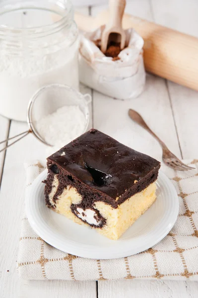 Delicious pound cake with cream — Stock Photo, Image
