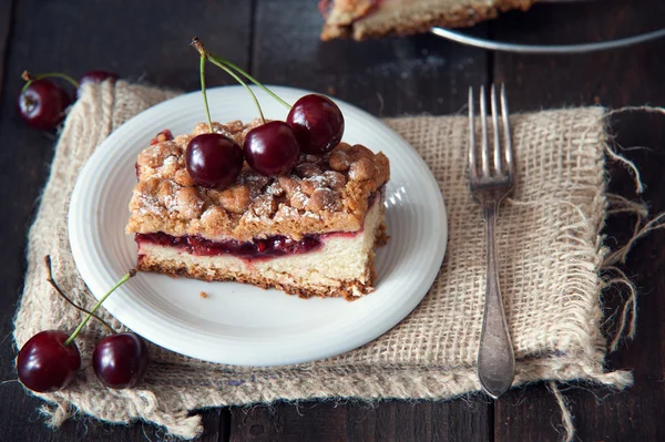 Lezzetli ve taze kiraz pasta