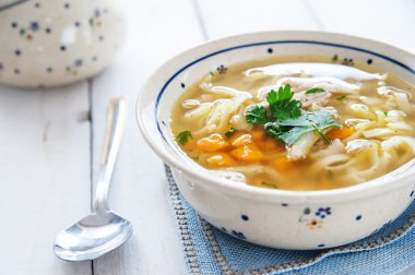 Sıcak ve alible tavuk çorbası