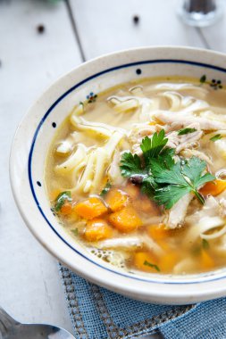 Sıcak ve alible tavuk çorbası