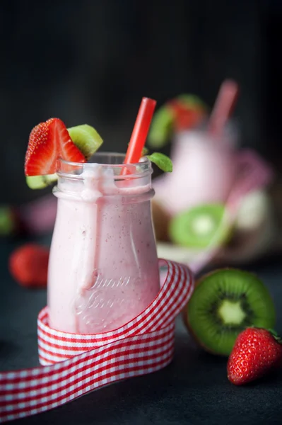 Milkshake aux fraises sucré et délicieux — Photo