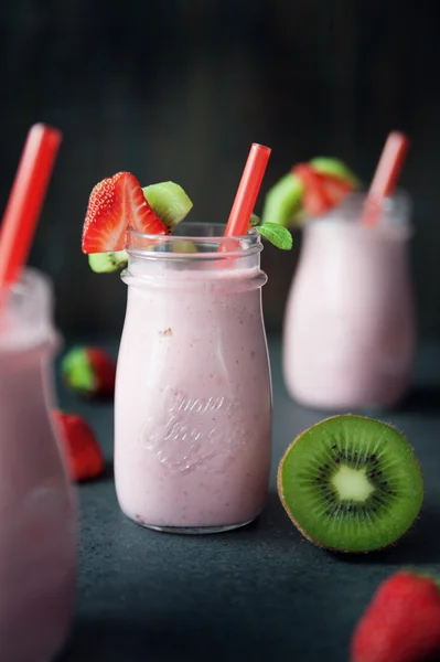 Milkshake aux fraises sucré et délicieux — Photo