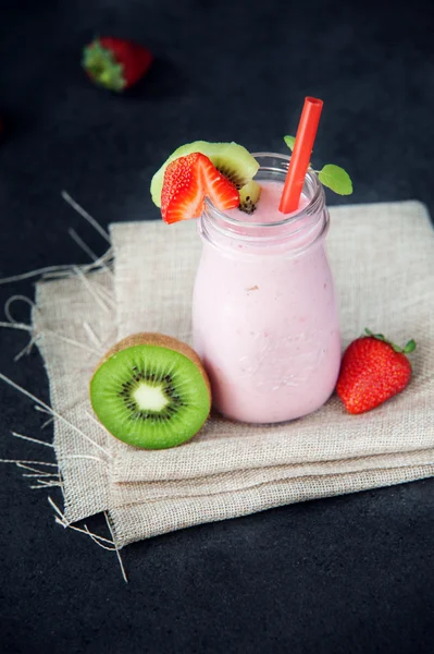 Milkshake aux fraises sucré et délicieux — Photo