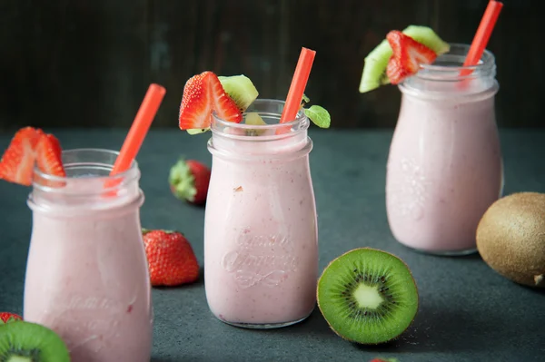 Milkshake aux fraises sucré et délicieux — Photo