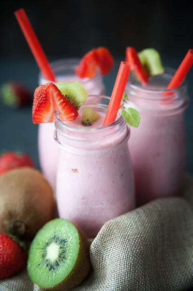 Milkshake aux fraises sucré et délicieux — Photo