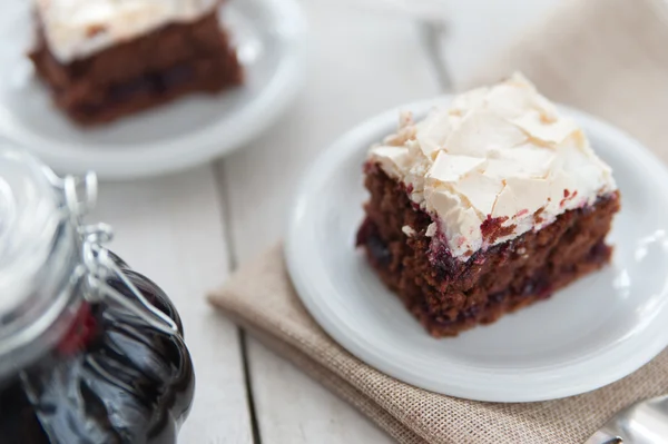 Pièce de gâteau cerise et meringue — Photo