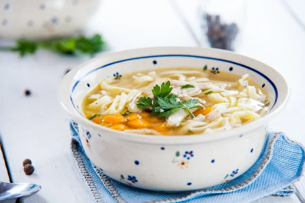 Sıcak ve alible tavuk çorbası
