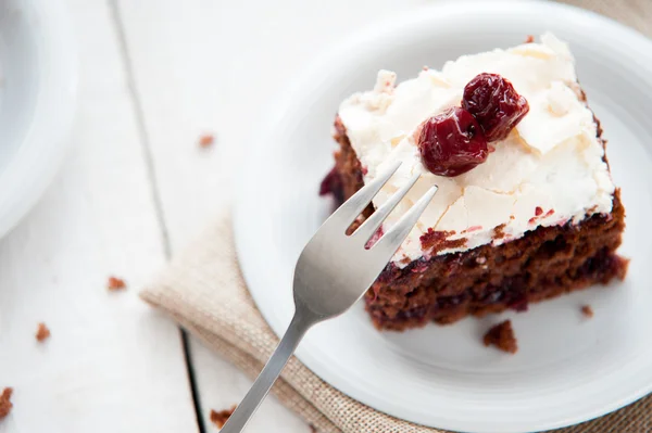 Pièce de gâteau cerise et meringue — Photo