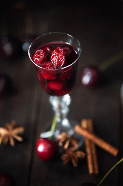 Mocny alkohol wiśniowego likieru — Zdjęcie stockowe
