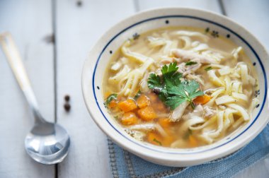 Sıcak ve alible tavuk çorbası