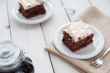 Kiraz ve beze pasta parçası