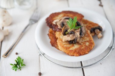 Gevrek patates gözlemesi mantar ile