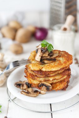 Gevrek patates gözlemesi mantar ile