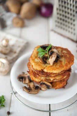 Gevrek patates gözlemesi mantar ile