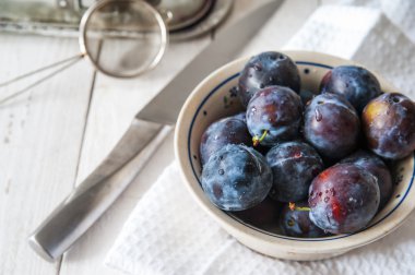 Erik pasta için hazırlanıyor