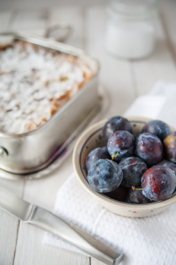 Erik pasta için hazırlanıyor