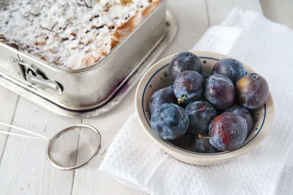 Préparation des prunes pour le gâteau — Photo