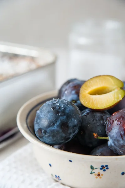 Préparation des prunes pour le gâteau — Photo