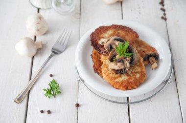 Gevrek patates gözlemesi mantar ile