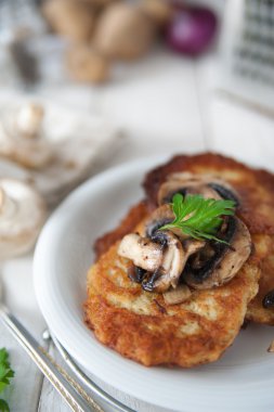 Gevrek patates gözlemesi mantar ile