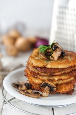 Gevrek patates gözlemesi mantar ile