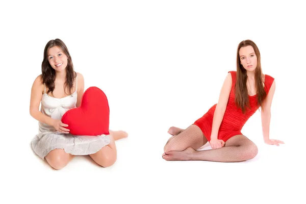 Duas Belas Jovens Mulheres Sentadas Chão Frente Fundo Estúdio Branco — Fotografia de Stock