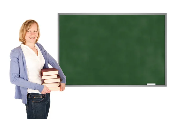 年轻的老师在一块空黑板前面 她拿着一堆书 被白色的背景隔开了 — 图库照片