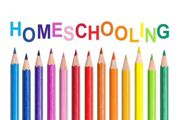 Nauka Domu Tekst Wielu Kolorowych Ołówków Izolowane Białym Tle — Zdjęcie stockowe