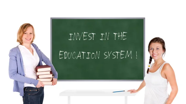 Młody Nauczyciel Uczennica Przed Tablicą Inwestować System Edukacji Jest Napisane — Zdjęcie stockowe