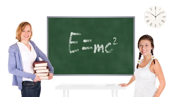 在黑板前的年轻教师和女学生 相对论方程E等于Mc平方 写在黑板上 用白色背景隔开 — 图库照片
