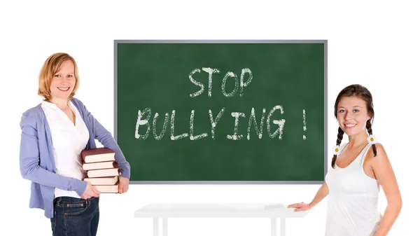 黒板の前で教師と女子高生がいじめをやめ 白地に隔離された板に書かれている — ストック写真