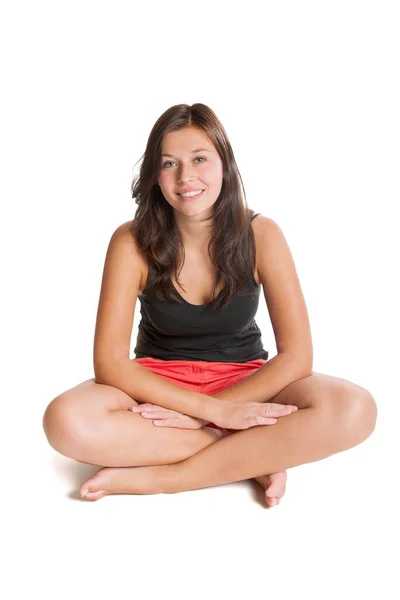 Sorrindo Jovem Mulher Vestindo Shorts Vermelhos Top Preto Sentado Frente — Fotografia de Stock