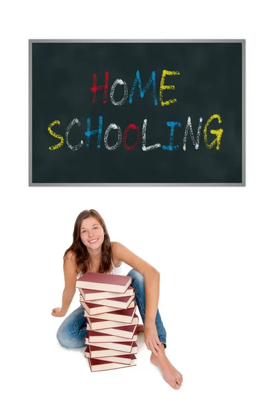 Lachend Schoolmeisje Met Een Enorme Stapel Boeken Voor Een Schoolbord — Stockfoto