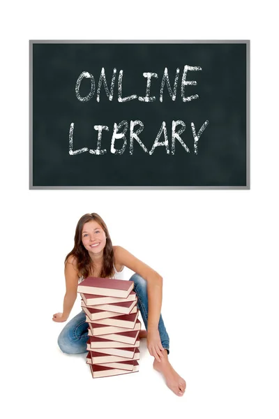 Śmiejąca Się Uczennica Ogromną Stertą Książek Przed Tablicą Biblioteka Online — Zdjęcie stockowe